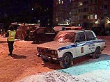 Источники в ГУВД столицы сообщили, что около полуночи в ночь на среду молодой человек был замечен милиционерами. Он привязал к себе самодельное взрывное устройство и выдвинул требования. Он утверждал, что в случае их невыполнения намерен подорвать взрывно Источники в ГУВД столицы сообщили, что около полуночи в ночь на среду молодой человек был замечен милиционерами. Он привязал к себе самодельное взрывное устройство и выдвинул требования. Он утверждал, что в случае их невыполнения намерен подорвать взрывно