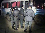 Место происшествия было оцеплено, движение по мосту заблокировано. Пойдя на переговоры с сотрудниками милиции, студент сдался Место происшествия было оцеплено, движение по мосту заблокировано. Пойдя на переговоры с сотрудниками милиции, студент сдался