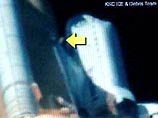 На этой фотографии видно как как кусок замерзшей изолирующей пены падает на крыло шаттла На этой фотографии видно как как кусок замерзшей изолирующей пены падает на крыло шаттла