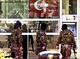 Операция по захвату воздушного пирата в стамбульском аэропорту продолжалась 30 секунд и завершилась бескровно. Проникшие в салон самолета сотрудники безопасности, убедившись, что в руках у угонщика нет взрывного устройства, обезвредили воздушного пирата Операция по захвату воздушного пирата в стамбульском аэропорту продолжалась 30 секунд и завершилась бескровно. Проникшие в салон самолета сотрудники безопасности, убедившись, что в руках у угонщика нет взрывного устройства, обезвредили воздушного пирата