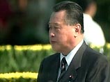 По данным полиции, когда японский премьер уже уезжал с церемонии в Мемориальном парке мира в Хиросиме молодой человек, имя которого не сообщается, бросился через полицейские оцепления к его машине.