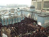 В день праздника Курбан-байрам возле мечетей собираются толпы мусульман