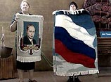 Еще летом работники димитровградской текстильной фабрики "Нометекс" решили удивить страну необычной продукцией и по собственной инициативе сделали первый пробный ковер с изображением Владимира Путина на фоне российского флага Еще летом работники димитровградской текстильной фабрики "Нометекс" решили удивить страну необычной продукцией и по собственной инициативе сделали первый пробный ковер с изображением Владимира Путина на фоне российского флага