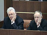 Как сообщает корреспондент НТВ, члены верхней палаты парламента дружным вставанием подчеркнули свое единогласное решение вернуть мелодию бывшего гимна СССР Как сообщает корреспондент НТВ, члены верхней палаты парламента дружным вставанием подчеркнули свое единогласное решение вернуть мелодию бывшего гимна СССР