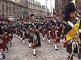 Длинная процессия музыкантов с волынками и барабанами обошла древний Эдинбургский замок и проследовала по центральным улицам города.