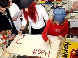 Многие из участников движения за мир с оптимизмом надеются, что протест против войны станет фактором политически значимым, сможет повлиять на график вторжения в Ирак, а возможно, и поможет избежать военного конфликта Многие из участников движения за мир с оптимизмом надеются, что протест против войны станет фактором политически значимым, сможет повлиять на график вторжения в Ирак, а возможно, и поможет избежать военного конфликта