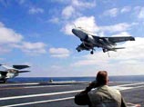 Трем пилотам американских ВМС удалось катапультироваться с самолета EA-6B Prowler в последние секунды перед тем, как он упал с палубы авианосца John C. Stennis в море
