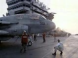 Два пилота, катапультировавшись, упали на палубу, а третьего подобрал в море спасательный вертолет Два пилота, катапультировавшись, упали на палубу, а третьего подобрал в море спасательный вертолет