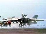Американский самолет упал с палубы авианосца в море - пилоты катапультировались Американский самолет упал с палубы авианосца в море - пилоты катапультировались