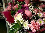 В последние годы заморская традиция дарить в этот день цветы, конфеты и "валентинки" с признаниями в любви своим избранникам прижилась и в России