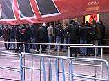 На плакате изображены Карл Маркс, Фридрих Энгельс, Владимир Ленин, Иосиф Сталин, Геннадий Зюганов, Василий Шандыбин и Борис Березовский На плакате изображены Карл Маркс, Фридрих Энгельс, Владимир Ленин, Иосиф Сталин, Геннадий Зюганов, Василий Шандыбин и Борис Березовский