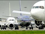 На втором терминале международного аэропорта Лондона Heathrow сегодня днем была проведена экстренная эвакуация пассажиров и сотрудников аэропорта в связи с угрозой их безопасности