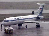 Сотрудники правоохранительных органов города Мирный (запад Якутии) обследуют пассажирский самолет в поисках бомбы