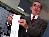 Наиболее вероятными претендентами на выход во второй тур являются представитель коалиции левых сил - 68-летний лидер Демократической партии Тасос Пападопулос