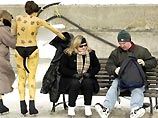 В 25-градусный мороз на лед знаменитого канала Ридо, который привлекает тысячи любителей катания на коньках, две девушки вышли одетыми только в едва заметные нижние части бикини