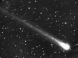 Комета светится в несколько раз ярче любой из звезд, которые видны в небе над Россией и представляет собой космическое тело с "хвостом" из газов