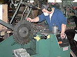 По данным следствия, Роппель пришел в один из производственных цехов колонии, снял ограждение с циркулярной пилы, включил ее и обезглавил себя По данным следствия, Роппель пришел в один из производственных цехов колонии, снял ограждение с циркулярной пилы, включил ее и обезглавил себя