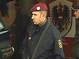 Расправившись с находившимися в машине двумя мужчинами и женщиной, преступник выстрелил в себя. Выстрел оказался смертельным. Все четверо человек скончались еще до прибытия машин скорой помощи Расправившись с находившимися в машине двумя мужчинами и женщиной, преступник выстрелил в себя. Выстрел оказался смертельным. Все четверо человек скончались еще до прибытия машин скорой помощи