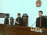По итогам расследования перед судом также предстали восемь полицейских, которым инкриминируют получение взяток от бизнесмена общей суммой в почти 1 миллион юаней (120 тыс. долларов)
