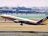 Пассажирский самолет чуть не вылетел с посадочной полосы в Японии