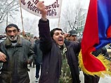 Участники митинга оппозиции в Ереване двинулись к зданию полиции Армении Участники митинга оппозиции в Ереване двинулись к зданию полиции Армении
