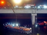 По уточненным данным, на севере Греции 14 человек погибли и еще восемь получили тяжелые ранения сегодня в результате падения с моста в реку пассажирского автобуса
