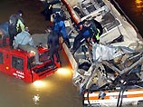 Всего в машине, следовавшей по шоссе из Салоников в Афины, было 23 человека. Находившийся в автобусе трехлетний ребенок пропал без вести. Машина упала в ледяные воды реки Алиакмонас с 15-метровой высоты Всего в машине, следовавшей по шоссе из Салоников в Афины, было 23 человека. Находившийся в автобусе трехлетний ребенок пропал без вести. Машина упала в ледяные воды реки Алиакмонас с 15-метровой высоты