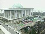 Демонстрация северокорейской военной мощи была предпринята накануне проведения в Южной Корее церемонии инаугурации нового президента Но Му Хена Демонстрация северокорейской военной мощи была предпринята накануне проведения в Южной Корее церемонии инаугурации нового президента Но Му Хена