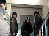 Милиционеры явились по этому адресу, отрабатывая версию о причастности хозяина квартиры к хищению новых автомобилей иностранного производства Милиционеры явились по этому адресу, отрабатывая версию о причастности хозяина квартиры к хищению новых автомобилей иностранного производства