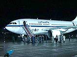 Канцлер ФРГ Герхард Шредер прибыл в Москву. Самолет канцлера приземлился в столичном аэропорту "Внуково-2".