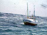 Две пиратские лодки подошли к танкеру на расстояние около 50 м справа по корме и потребовали остановить судно