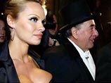 Бывшая модель Playboy Памела Андерсон минувшей ночью танцевала среди представителей венского высшего света на ежегодном "Балу балов" в Венской опере