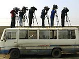 Журналисты прибывают к местам дислокации войск, чтобы освещать войну с поля боя Журналисты прибывают к местам дислокации войск, чтобы освещать войну с поля боя