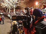 Провинциальный шотландский городок, точнее площадь перед храмом, в день свершения таинства над сыном Мадонны и Гая - Рокко превратился в настоящий цирк для желтой прессы Провинциальный шотландский городок, точнее площадь перед храмом, в день свершения таинства над сыном Мадонны и Гая - Рокко превратился в настоящий цирк для желтой прессы