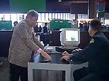 Улов российских таможенников: 19 попугаев, 4 медвежьи лапы и книга о жизни Христа Улов российских таможенников: 19 попугаев, 4 медвежьи лапы и книга о жизни Христа