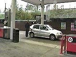 Экономные немцы заправляют автомобили за границей Экономные немцы заправляют автомобили за границей