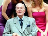 В Великобритании в возрасте 93 лет скончался сэр Харди Эмис, который был портным королевы Елизаветы II в течение половины столетия