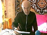 Пожилой сельчанин обеспокоился тем, что газопровод в его родном селе не могут достроить уже долгое время. Узнав из газеты, что Элизабет Тейлор помогает нуждающимся, решил попросить у актрисы недостающие на строительство деньги Пожилой сельчанин обеспокоился тем, что газопровод в его родном селе не могут достроить уже долгое время. Узнав из газеты, что Элизабет Тейлор помогает нуждающимся, решил попросить у актрисы недостающие на строительство деньги