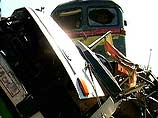 На Сахалине поезд протанил микроавтобус. Двое погибли, трое ранены