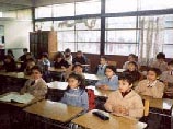 Ученики чилийской школы ходят на занятия со своими стульями