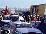 Более 200 автомобилей столкнулись на автостраде Падуя-Триест на севере страны. По сообщению дорожной полиции, одной из причин ДТП, произошедшего в утренний час пик, стал густой туман над трассой