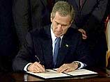 Президент США Джордж Буш в четверг подписал указ о продлении еще на год санкций против Ирана, которые запрещают американским компаниям вести с этой страной почти все финансово-экономические операции