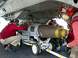 На борту авианосца Abraham Lincoln делают бомбы для удара по Ираку