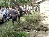 Трое кенийцев погибли в прибрежном городе Момбаса, пытаясь достать мобильный телефон, случайно упавший в выгребную яму туалета, когда его хозяйка, справляя нужду, пыталась ответить на звонок