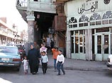 Повсюду в Багдаде торговцы выносят из своих магазинов товар: все опасаются грабежей больше, чем американских бомб