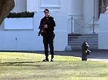 Территорию вокруг Белого дома патрулируют агенты Секретной службы США в противогазах Территорию вокруг Белого дома патрулируют агенты Секретной службы США в противогазах