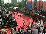 В результате устроители приняли решение не расстилать традиционного красного ковра, по которому обычно проходят звезды Голливуда. На этот раз кинозвезды пройдут в театр "Кодак" с другой стороны - под аркой В результате устроители приняли решение не расстилать традиционного красного ковра, по которому обычно проходят звезды Голливуда. На этот раз кинозвезды пройдут в театр "Кодак" с другой стороны - под аркой