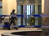 Нападение на пункт обмена валюты стокгольмского центрального вокзала преступник совершил в ночь с 28 на 29 декабря. Похитив около 100 тыс. долларов, он не успел скрыться. Тогда злоумышленник взял в заложники двух сотрудниц обменника Нападение на пункт обмена валюты стокгольмского центрального вокзала преступник совершил в ночь с 28 на 29 декабря. Похитив около 100 тыс. долларов, он не успел скрыться. Тогда злоумышленник взял в заложники двух сотрудниц обменника