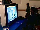 Военные также начали вчера демонстрировать по 33-му телеканалу учебные фильмы о том, как герметизировать комнату и надевать противогаз Военные также начали вчера демонстрировать по 33-му телеканалу учебные фильмы о том, как герметизировать комнату и надевать противогаз