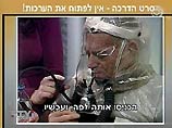 Израильское телевидение показывает учебные фильмы о том, как герметизировать комнату и надевать противогаз